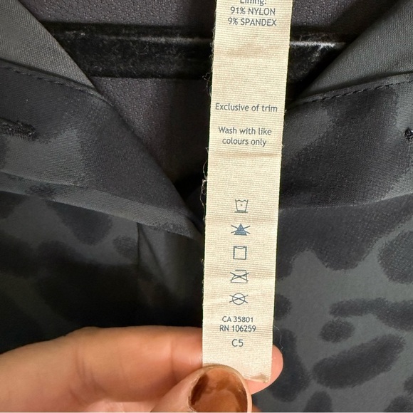 Lululemon Day Trip Blouse Animal Swirl Deep Coal Black Size 10 - Picture 4 of 6